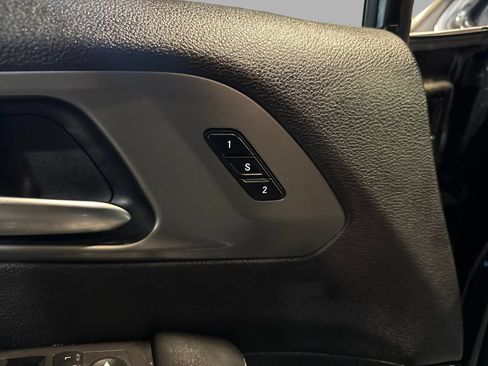 Used 2025 Chrysler Pacifica Select FWD image 11
