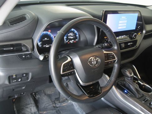 Used 2023 Toyota Highlander Limited image 12