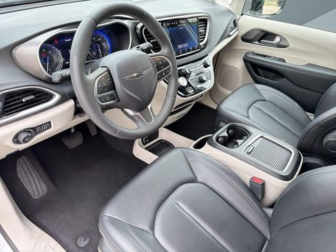 Used 2024 Chrysler Pacifica Touring-L FWD image 4