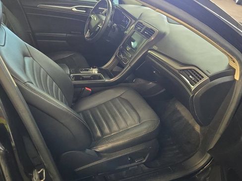 Used 2018 Ford Fusion SE w/ Fusion SE Technology Package FWD image 3