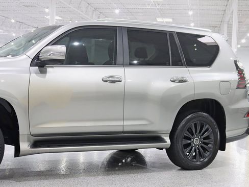 Used 2023 Lexus GX 460 Premium w/ Accessory Package image 3