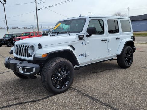 Used 2025 Jeep Wrangler Unlimited Sahara w/ Safety Group AWD/4WD image 2