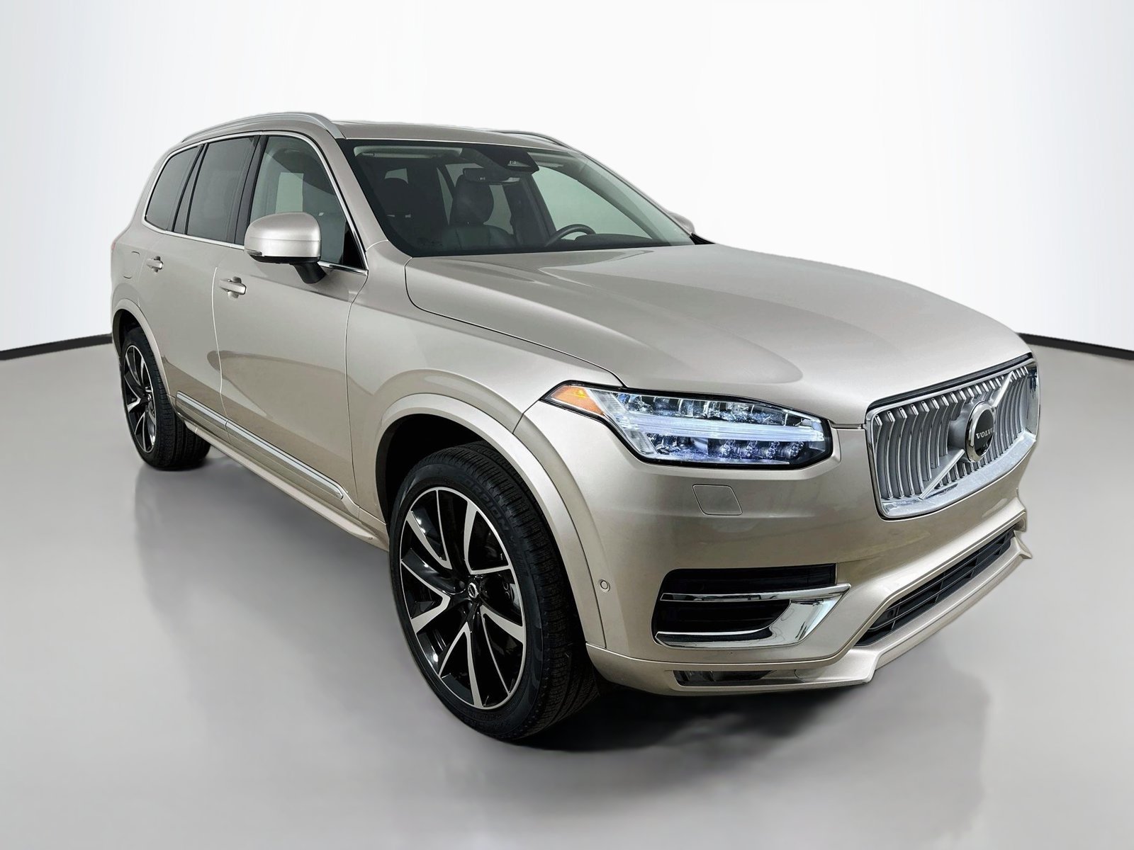 Used 2025 Volvo XC90 B6 Plus w/ Protection Package Premier AWD/4WD image 3