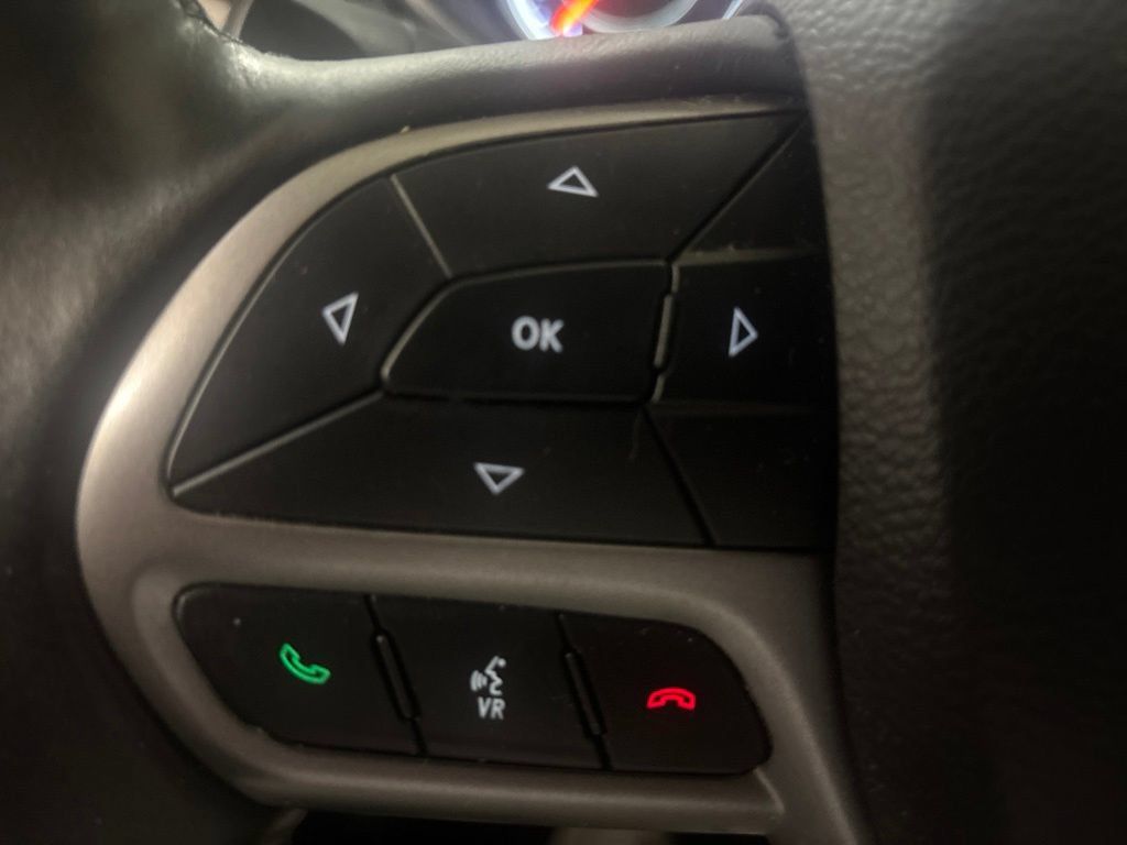 Used 2019 Jeep Cherokee Latitude Plus w/ Cold Weather Group AWD/4WD image 22