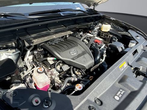 Used 2024 Toyota Highlander XLE FWD image 14