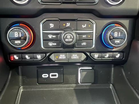 Used 2024 Chevrolet Suburban Premier image 17