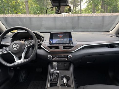 Used 2025 Nissan Altima 2.5 SV FWD image 33