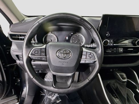 Used 2025 Toyota Highlander LE FWD image 13