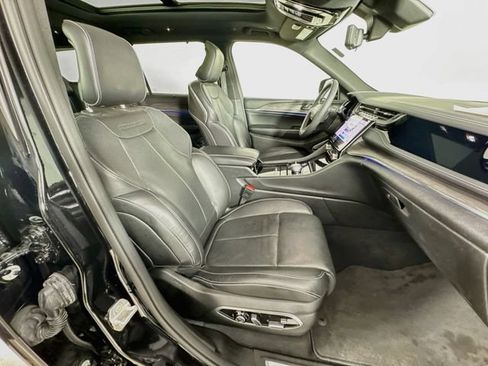 Used 2023 Jeep Grand Cherokee L Overland w/ Luxury Tech Group IV AWD/4WD image 32