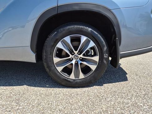 Used 2024 Toyota Highlander XLE AWD/4WD image 9