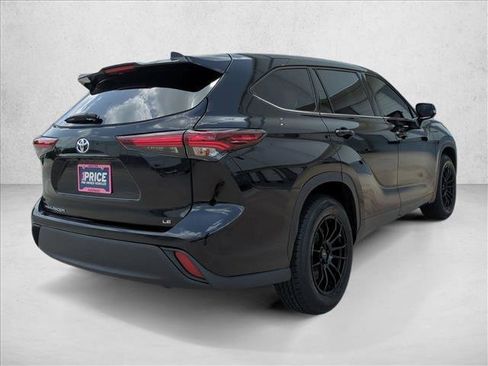 Certified 2024 Toyota Highlander LE FWD image 5