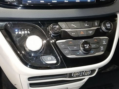 Used 2024 Chrysler Pacifica Touring-L FWD image 21
