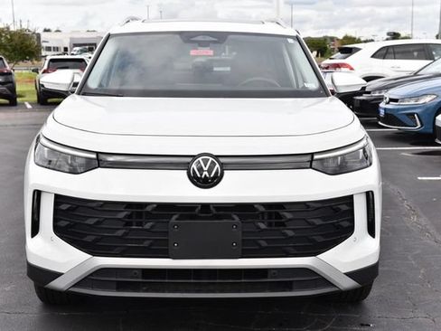 Used 2025 Volkswagen Tiguan SE AWD/4WD image 4