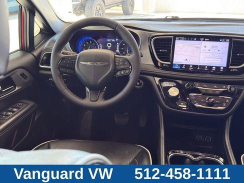 Used 2025 Chrysler Pacifica Limited FWD image 24
