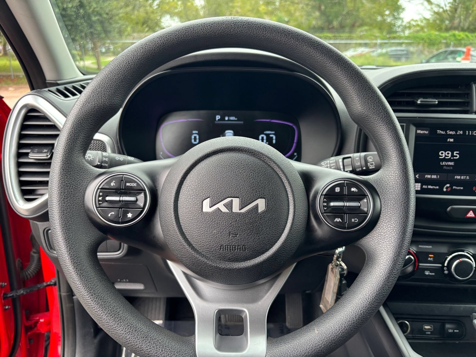 Used 2025 Kia Soul LX w/ LX Technology Package FWD image 25