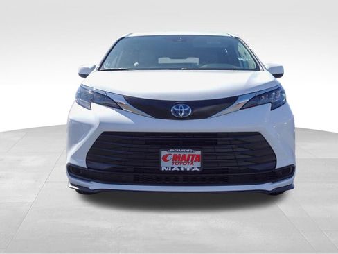 Certified 2025 Toyota Sienna LE image 9