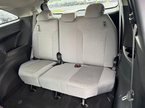 Used 2025 Toyota Sienna LE FWD image 11