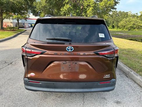 Used 2021 Toyota Sienna XLE FWD image 5