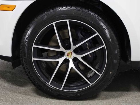 Certified 2025 Porsche Macan image 40