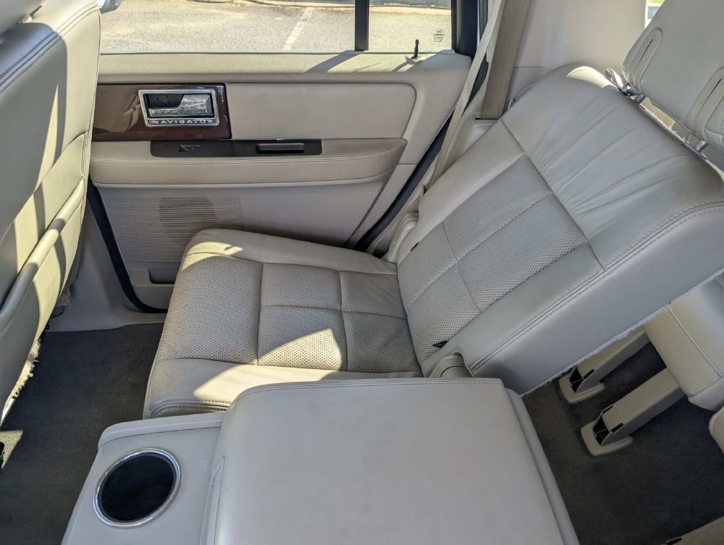 Used 2014 Lincoln Navigator 2WD image 22