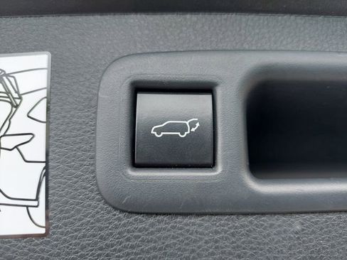 Used 2024 Toyota Highlander XLE FWD image 10