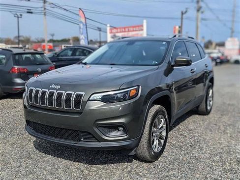Used 2019 Jeep Cherokee Latitude Plus w/ Comfort/Convenience Group AWD/4WD image 3