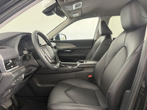 Used 2024 Toyota Grand Highlander AWD image 17