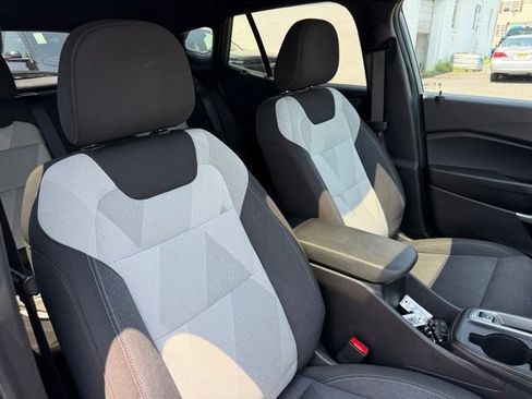 Used 2025 Chevrolet Trax RS w/ Sunroof Package FWD image 14