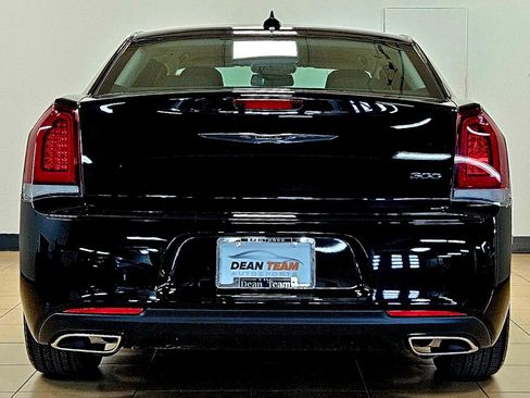 Used 2020 Chrysler 300 Touring w/ Sport Appearance Package image 5