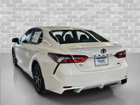Used 2023 Toyota Camry SE image 3