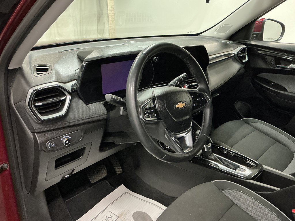 Used 2025 Chevrolet TrailBlazer LT w/ LT Cold Weather Package FWD image 10