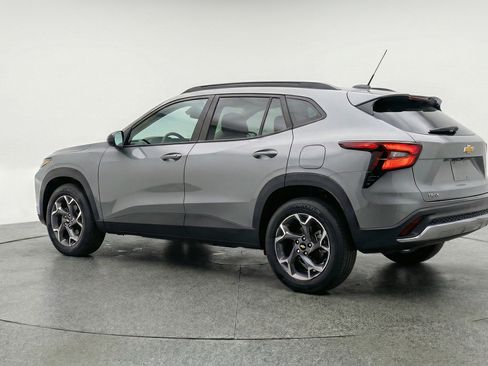 Used 2025 Chevrolet Trax LT w/ LT Convenience Package image 6