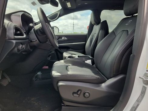 New 2026 Chrysler Pacifica Select image 12