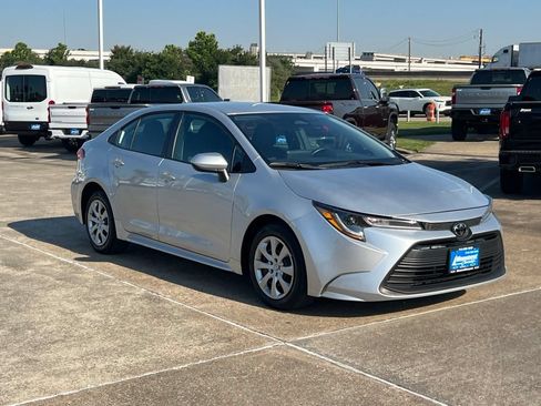 Used 2025 Toyota Corolla LE FWD image 3