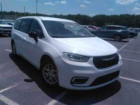 Used 2024 Chrysler Pacifica Touring-L FWD image 1