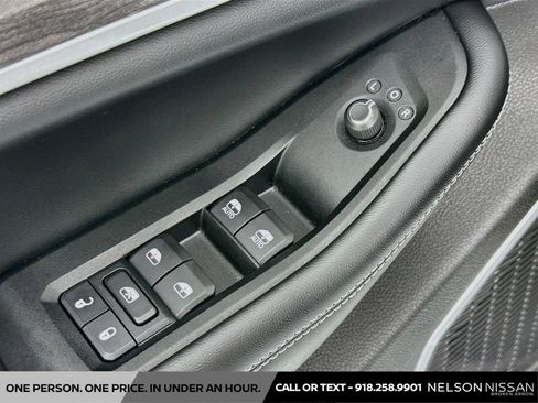 Used 2023 Jeep Grand Cherokee L Limited AWD/4WD image 18