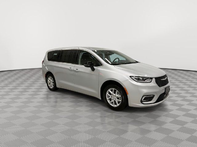 Used 2024 Chrysler Pacifica Touring-L FWD image 2