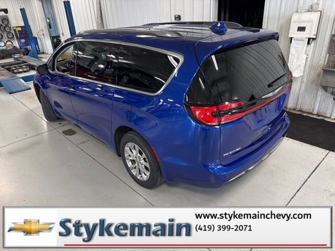Used 2021 Chrysler Pacifica Touring-L w/ Uconnect Theater Family Group image 10
