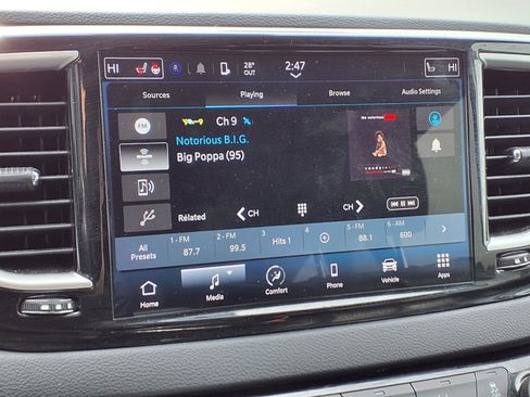 Used 2023 Chrysler Pacifica Touring-L image 24