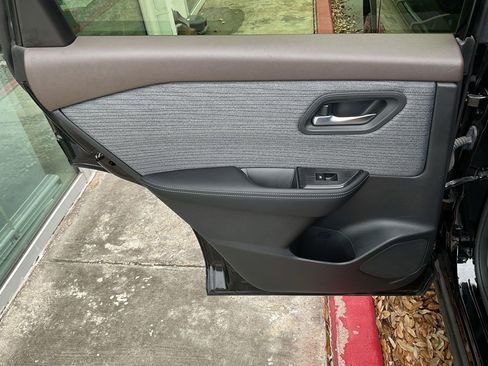 Used 2023 Nissan Rogue SV image 18