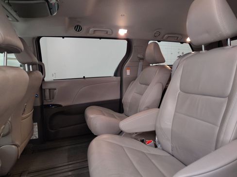 Used 2019 Toyota Sienna XLE image 27