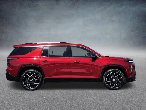 Used 2025 Chevrolet Traverse High Country FWD image 2