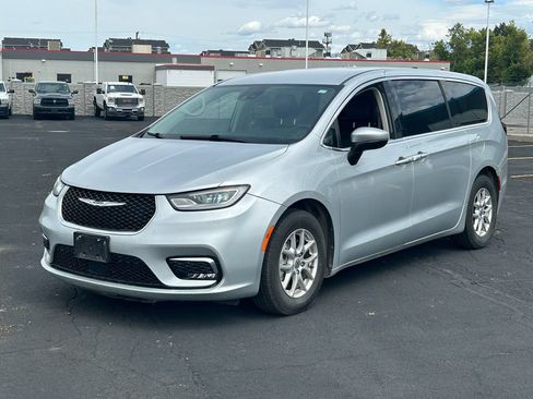 Used 2023 Chrysler Pacifica Touring-L FWD image 8