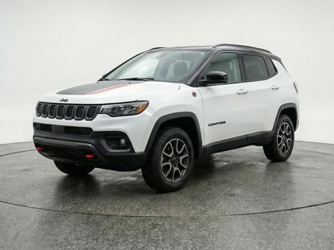 Used 2025 Jeep Compass Trailhawk image 3