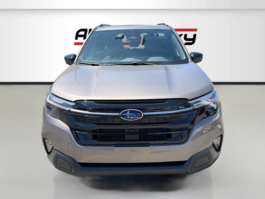 Used 2025 Subaru Forester Touring AWD/4WD image 2
