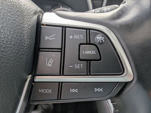 Used 2022 Toyota Highlander XLE AWD/4WD image 30