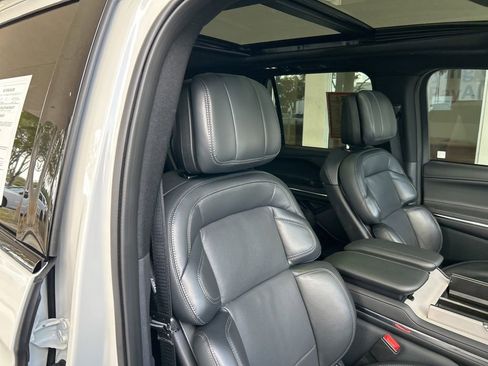 Used 2025 Lincoln Navigator Reserve w/ Jet Appearance Package image 24