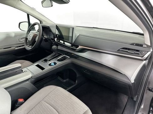 Used 2025 Toyota Sienna LE image 28