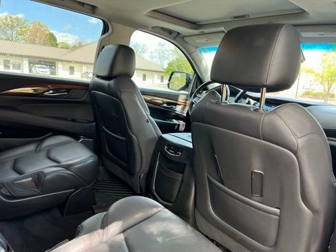 Used 2018 Cadillac Escalade Luxury AWD/4WD image 18