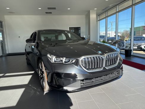 Used 2025 BMW 530i xDrive w/ Premium Package image 2
